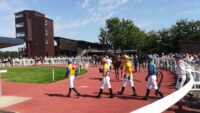 Les jockeys se rendent au rond de présentation